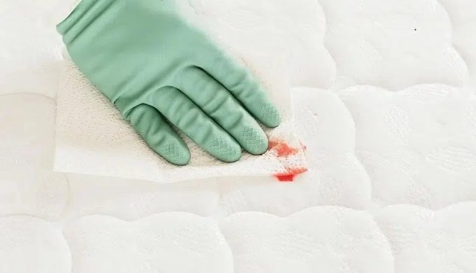 Hướng dẫn cách vệ sinh vết máu trên ga giường